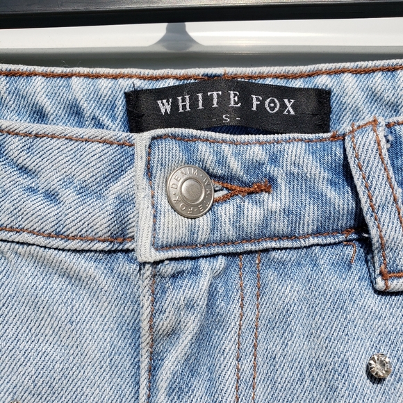 White Fox high rise raw hem acid wash jean shorts - Picture 5 of 9